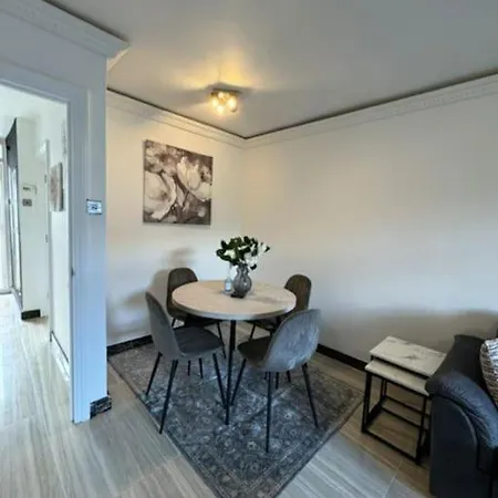 Stylish London Stay 2-Bedroom Duplex Sleeps 6